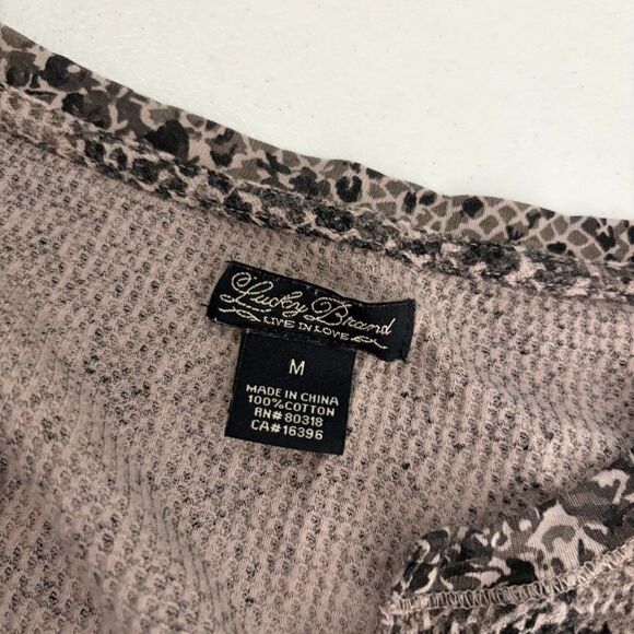 Lucky Brand T-Shirt Women's Medium Snake Print Long Sleeve V-Neck Printed Top - Picture 8 of 9